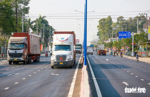 'Độc lạ Bình Dương' không phải cao tốc nhưng đường có 10 làn xe nối với TP.HCM- Ảnh 3. Đi từ ngã tư Miếu Ông Cù về hướng ngã sáu An Phú (dài khoảng 5,5km), người dân có thể ngắm nhìn những làn xe rộng thênh thang đã được xây mới, ở giữa có dải phân cách cứng - Ảnh: CHÂU TUẤN