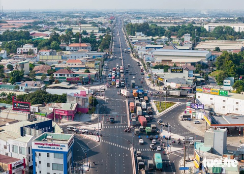 'Độc lạ Bình Dương' không phải cao tốc nhưng đường có 10 làn xe nối với TP.HCM- Ảnh 9. Theo người dân khu vực, nút giao ngã sáu An Phú từ khi được nâng cấp, mở rộng lên 10 làn xe chạy thì tình hình giao thông đã cải thiện hơn nhiều - Ảnh: BÁ SƠN