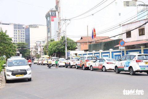 Thiếu bãi, taxi đậu ngổn ngang tại trung tâm TP.HCM- Ảnh 1. Taxi chiếm dụng lòng đường làm