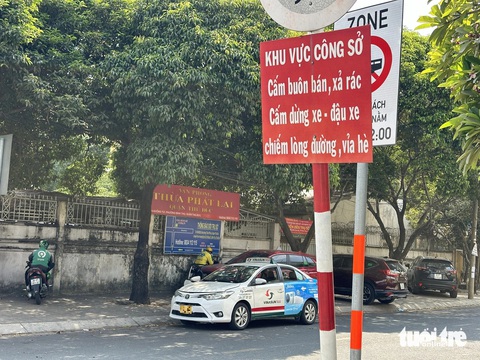 Thiếu bãi, taxi đậu ngổn ngang tại trung tâm TP.HCM- Ảnh 2. Trước các trụ sở, cơ quan trên đường Tagore (phường Bình Thọ, TP Thủ Đức), xe dịch vụ vẫn ngang nhiên đậu - Ảnh: NGỌC QUÝ
