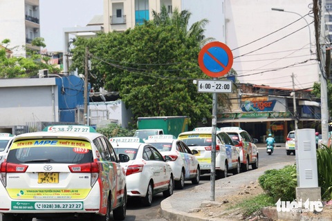 Thiếu bãi, taxi đậu ngổn ngang tại trung tâm TP.HCM- Ảnh 3. Taxi đậu thành hàng dài nối đuôi trên đường Bạch Đằng (quận Bình Tân), khu vực gần sân bay Tân Sơn Nhất bất chấp có biển báo cấm đậu xe - Ảnh: NGỌC QUÝ