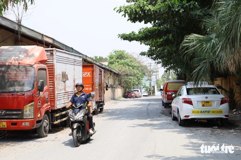 Thiếu bãi, taxi đậu ngổn ngang tại trung tâm TP.HCM- Ảnh 4. Một con hẻm nhỏ trên đường Bạch Đằng nay còn
