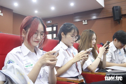 Nam thanh nữ tú tranh tài Thủ lĩnh sinh viên TP.HCM- Ảnh 1. Bạn Nguyễn Đăng Thiên Tuệ (bìa trái) - thành viên ban chủ nhiệm Câu lạc bộ S.Knight Cheerleading, Trường đại học Luật TP.HCM - thi trực tuyến vòng loại hội thi Thủ lĩnh sinh viên TP.HCM - Ảnh: CÔNG TRIỆU