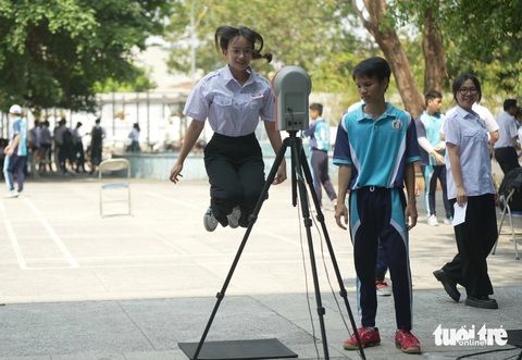 Nam thanh nữ tú tranh tài Thủ lĩnh sinh viên TP.HCM- Ảnh 4. Bạn Phạm Thanh Nga, Trường đại học Kinh tế - Tài chính TP.HCM, tham gia phần thi kiểm tra thể lực - Ảnh: QUỐC HOÀNG