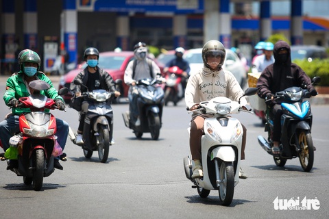 Nắng nóng đỉnh điểm, người dân TP.HCM vất vả mưu sinh- Ảnh 1. Dự báo hôm nay 12-4, thời tiết nắng nóng diễn ra khắp nơi - Ảnh: PHƯƠNG QUYÊN