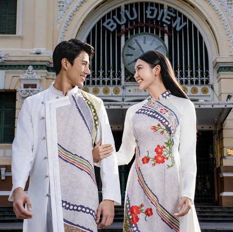 Hoa hậu Thu Uyên, nam vương người Thái mặc áo dài quảng bá TP.HCM- Ảnh 1. Thu Uyên, Knot Thiraphat trong thiết kế của Võ Việt Chung - Ảnh: TRỊNH QUỐC HUY