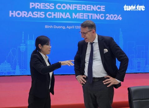 Ông Frank-Jürgen Richter (bên phải) - chủ tịch Horasis trao đổi với khách mời tại họp báo - Ảnh: BÁ SƠN Ông Frank-Jürgen Richter (bên phải) - chủ tịch Horasis - trao đổi với chuyên gia tại họp báo - Ảnh: BÁ SƠN