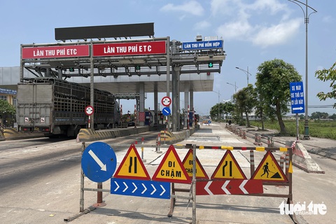 Sau phân luồng cao tốc Cam Lộ - La Sơn, doanh nghiệp kêu chi phí tăng- Ảnh 1. Số liệu tại trạm thu phí Trường Thịnh cho thấy lượng xe container sau phân luồng tăng trên 80% nhưng cũng khiến đường bê tông vào trạm nhanh hư hỏng hơn - Ảnh: HOÀNG TÁO