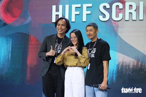 Một thế hệ nhà làm phim trẻ sẽ bước ra từ HIFF- Ảnh 6. Charlie Nguyễn (bìa phải) chụp hình cùng biên kịch Phát Nguyễn và biên kịch Hoàng Yến - Ảnh: Tô Cường
