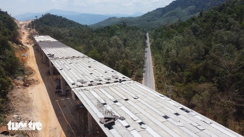 Cao tốc Vân Phong - Nha Trang vượt tiến độ hơn 2%, dự kiến về đích trước 6 tháng- Ảnh 5. Cầu Khánh Bình (huyện Khánh Vĩnh) dài nhất tuyến với 17 nhịp đang được đẩy nhanh thi công - Ảnh: TRẦN HƯỚNG