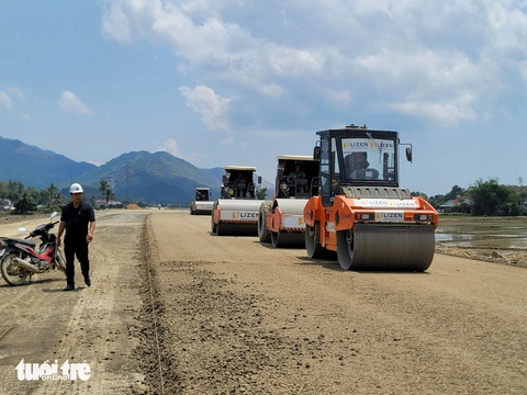 Cao tốc Vân Phong - Nha Trang vượt tiến độ hơn 2%, dự kiến về đích trước 6 tháng- Ảnh 6. Trên toàn tuyến Vân Phong - Nha Trang có 34 cầu, trong đó có 2 cầu dài là Khánh Bình 17 nhịp và Ninh Thân 2 dài 11 nhịp - Ảnh: TRẦN HƯỚNG
