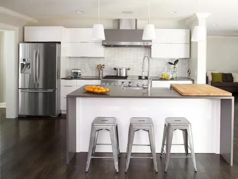 Những căn bếp màu trắng đang trở lại?- Ảnh 11. Các vật dụng hiện đại được kết hợp một cách hoàn hảo cho căn bếp màu trắng này - Ảnh: BHG