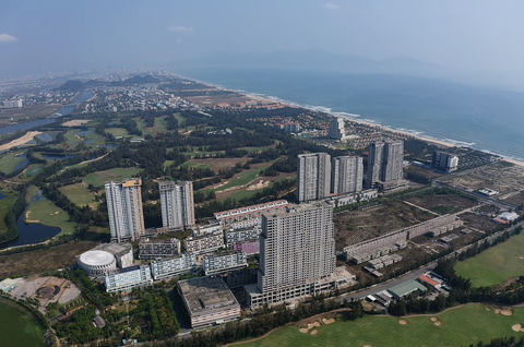 Sông Cổ Cò vẫn 'hấp hối', đô thị 'ma' dày đặc hai bên- Ảnh 1. Siêu dự án Cocobay Đà Nẵng mọc lên bên sông Cổ Cò đang hoang phế - Ảnh: B.D.