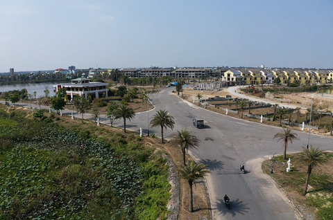 Sông Cổ Cò vẫn 'hấp hối', đô thị 'ma' dày đặc hai bên- Ảnh 5. Khu vực tập trung các dự án bất động sản nhất nằm ở giáp ranh Đà Nẵng - Quảng Nam - Ảnh: B.D.