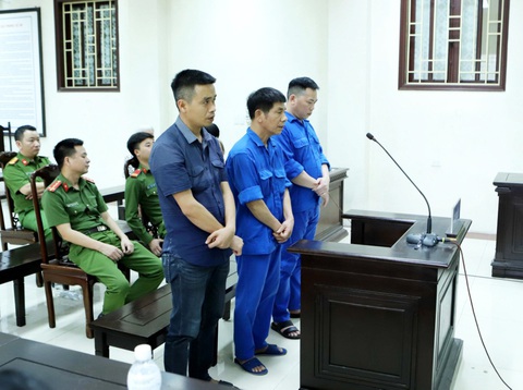 Giảm án cho 3 cựu cán bộ công an huyện ở Thái Bình dùng nhục hình- Ảnh 1. Ba bị cáo là cựu cán bộ Công an huyện Vũ Thư, tỉnh Thái Bình có hành vi dùng nhục hình với bị can được giảm án trong phiên tòa phúc thẩm ngày 12-4 - Ảnh: KHÁNH LINH