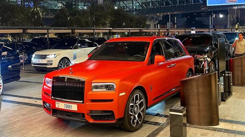 Du lịch như tỉ phú: Rolls-Royce thửa riêng, 20 xe an ninh hộ tống, có xe cứu thương- Ảnh 1. Chiếc Rolls-Royce màu cam nổi bật của Anant Ambani tại trung tâm mua sắm xa hoa - Ảnh: automobiliardent/Instagram