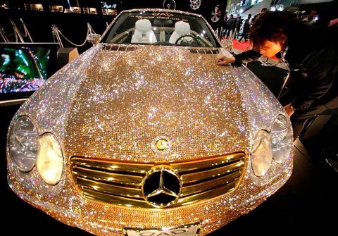 Du lịch như tỉ phú: Rolls-Royce thửa riêng, 20 xe an ninh hộ tống, có xe cứu thương- Ảnh 3. Món quà người giàu nhất châu Á tặng vợ nhân ngày sinh nhật: Một chiếc Mercedes-Benz nạm khoảng 30.000 viên kim cương - Ảnh: Carz World