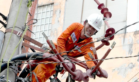 Nhân viên Công ty Điện lực Phú Thọ, TP.HCM bảo trì lưới điện trung thế, nhằm đảm bảo nguồn điện sinh hoạt cho người dân - Ảnh: HỮU HẠNH Nhân viên Công ty Điện lực Phú Thọ, TP.HCM bảo trì lưới điện trung thế, nhằm đảm bảo nguồn điện sinh hoạt cho người dân - Ảnh: HỮU HẠNH