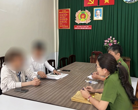 Đề nghị truy tố nam thanh niên sát hại cô gái ở Thủ Đức chiều 29 Tết- Ảnh 3. Đại tá Trần Thị Kim Lý - trưởng Phòng PC01, phó thủ trưởng thường trực Cơ quan cảnh sát điều tra Công an TP.HCM - động viên, chia sẻ với nỗi đau của gia đình nạn nhân - Ảnh: Công an cung cấp