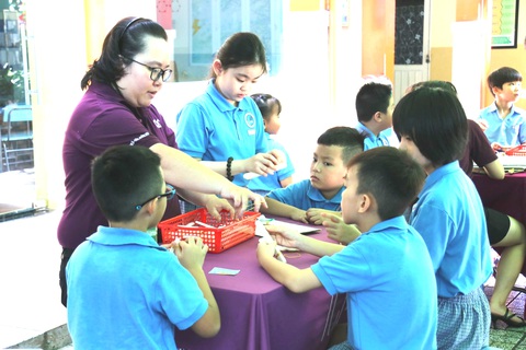 Sở Giáo dục TP.HCM nói gì về chương trình tiếng Anh thực nghiệm sau 8 năm triển khai?- Ảnh 1. Học sinh Trường tiểu học Đinh Tiên Hoàng, quận 1, TP.HCM trong ngày hội tiếng Anh toán - khoa học thực nghiệm - Ảnh: MỸ DUNG