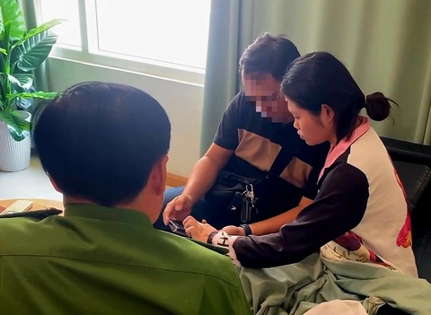 Chuyển vụ án hai bé gái ở phố đi bộ Nguyễn Huệ lên Công an TP.HCM- Ảnh 1. Cảnh sát phát hiện một số nội dung nhạy cảm trong điện thoại của Phạm Huỳnh Nhật Vi - Ảnh: CACC