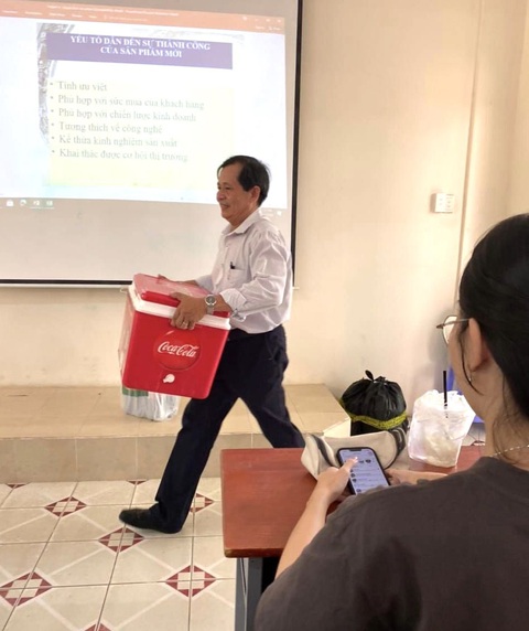 Trời nóng đổ lửa, giảng viên mang nước đến lớp tặng, 'đốn tim' sinh viên- Ảnh 2. Thầy Lê Quang Thông mang thùng đựng nước đá từ nhà vào lớp học để phát tặng nước uống cho sinh viên - Ảnh: Cộng Đồng Sinh Viên Đại Học Nông Lâm TP.HCM