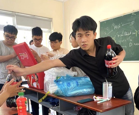 Trời nóng đổ lửa, giảng viên mang nước đến lớp tặng, 'đốn tim' sinh viên- Ảnh 3. Sinh viên hào hứng nhận nước uống do thầy Thông mang đến lớp tặng - Ảnh: Cộng Đồng Sinh Viên Đại Học Nông Lâm TP.HCM