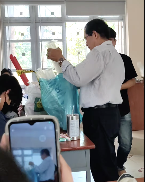 Trời nóng đổ lửa, giảng viên mang nước đến lớp tặng, 'đốn tim' sinh viên- Ảnh 4. Sinh viên ghi lại cảnh thầy Thông tặng nước uống trên lớp - Ảnh: Cộng Đồng Sinh Viên Đại Học Nông Lâm TP.HCM