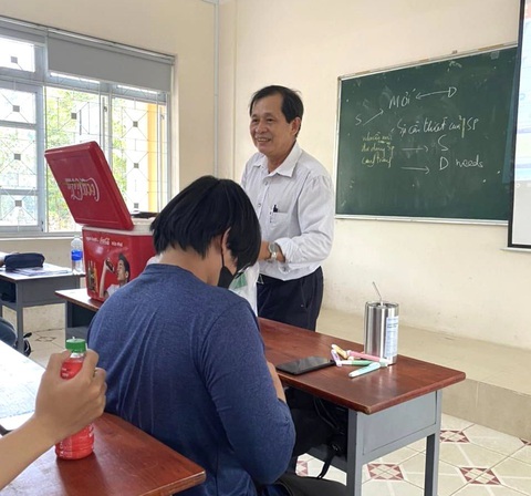 Trời nóng đổ lửa, giảng viên mang nước đến lớp tặng, 'đốn tim' sinh viên- Ảnh 5. Thầy Lê Quang Thông trực tiếp phát nước cho sinh viên trên lớp học - Ảnh: Cộng Đồng Sinh Viên Đại Học Nông Lâm TP.HCM