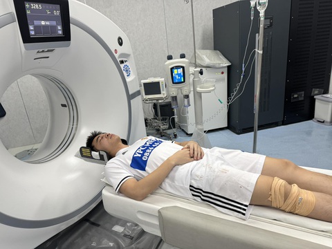 Công an xác minh vụ nam thanh niên tố bị đánh gãy mũi trên sân bóng đá phủi- Ảnh 2. Nam thanh niên đang được điều trị tại bệnh viện - Ảnh: Nhân vật cung cấp