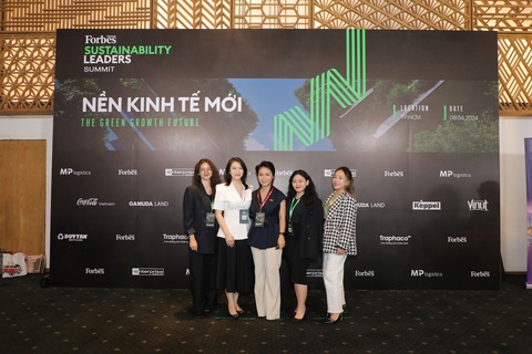 Home Credit Việt Nam tiên phong trong phát triển bền vững- Ảnh 3. Đội ngũ phụ trách phát triển bền vững của Home Credit Việt Nam tại hội nghị - Ảnh: Home Credit