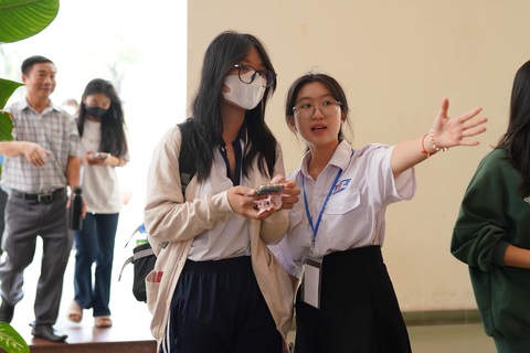 Cả nước thiếu giáo viên nhưng người học sư phạm ngày càng giảm- Ảnh 1. Sinh viên Trường đại học Sư phạm TP.HCM hướng dẫn thí sinh đến phòng thi kỳ thi đánh giá năng lực chuyên biệt do trường này tổ chức vào cuối tháng 3-3024 - Ảnh: N.T.