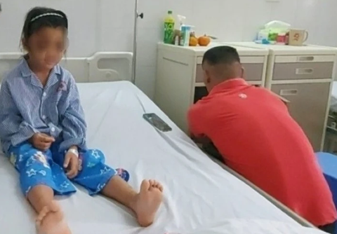 Đình chỉ cô giáo gõ đầu học sinh lớp 2 gây sưng mắt- Ảnh 1. Học sinh P.T.L. được theo dõi, điều trị tại Bệnh viên Đa khoa tỉnh Quảng Ninh - Ảnh: TTXVN phát