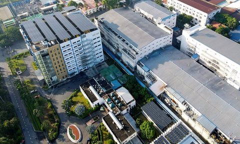 Điện mặt trời áp mái tại một số công ty ở một khu chế xuất tại TP.HCM - Ảnh: T.T.D. Điện mặt trời áp mái tại một số công ty ở một khu chế xuất tại TP.HCM - Ảnh: T.T.D.