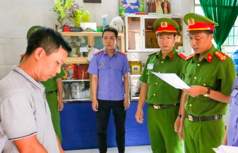 Cơ quan điều tra tống đạt các quyết định khởi tố - Ảnh: Công an Cần Thơ Cơ quan điều tra tống đạt các quyết định khởi tố, bắt tạm giam Nguyễn Văn Tuấn - Ảnh: Công an Cần Thơ