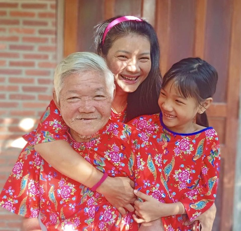 Kiều Trinh cùng ba và con gái út của chị tại quê nhà - Ảnh: NVCC Kiều Trinh cùng ba và con gái tại quê nhà - Ảnh: NVCC