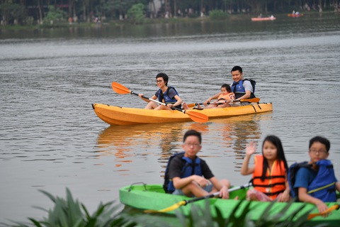 Tin tức sáng 13-4: Xe đi đường không được tùy ý bấm còi; Sạt lở hầm đèo Cả giữa thời tiết khô ráo- Ảnh 1. Nghỉ lễ 30-4 là dịp để người dân đi du lịch với gia đình - Ảnh: NAM TRẦN