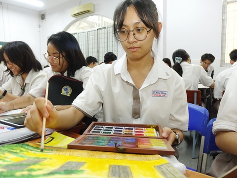 Nhưng đến chiều 12-4, Mai và các bạn lớp 11 chuyên sinh tỏa đi học ở nhiều lớp khác nhau. Trong ảnh: Mai đang học tại lớp mỹ thuật cùng với học sinh các lớp khác - Ảnh: NHƯ HÙNG Đến chiều 12-4, Mai và các bạn lớp 11 chuyên sinh tỏa đi học ở nhiều lớp khác nhau. Trong ảnh: Mai đang học tại lớp mỹ thuật cùng với học sinh các lớp khác - Ảnh: NHƯ HÙNG
