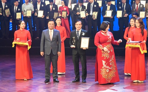 Saigon Co.op nhận giải thưởng Ngôi sao hợp tác xã 2024- Ảnh 1. Ông Nguyễn Ngọc Thắng - giám đốc khối vận hành hoạt động Co.opmart - thay mặt đơn vị nhận giải thưởng Ngôi sao hợp tác xã 2024