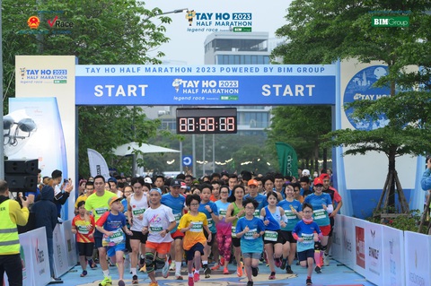Hứa Thuận Long ‘tái xuất’ đường chạy Tay Ho Half Marathon 2024- Ảnh 1. Hứa Thuận Long ‘tái xuất’ đường chạy Tay Ho Half Marathon 2024- Ảnh 1.
