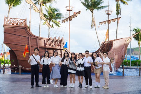 Chọn học đại học gần nhà, tại sao không?- Ảnh 1. Sinh viên Đại học Thái Bình Dương thực hành hướng dẫn tour du lịch Nha Trang