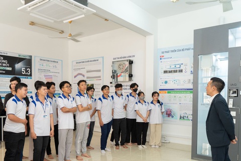 Panasonic phát triển nguồn nhân lực HVAC chất lượng cao tại khu vực Mekong- Ảnh 3. Đại diện Panasonic giới thiệu cho các sinh viên Trường Bách khoa - Đại học Cần Thơ cách vận hành của hệ thống quản lý chất lượng không khí toàn diện CAMS trong Trung tâm Giải pháp HVAC