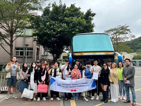 Học bổng cho thí sinh xét tuyển sớm chương trình Gloucestershire Vietnam- Ảnh 4. Học bổng cho thí sinh xét tuyển sớm chương trình Gloucestershire Vietnam- Ảnh 4.