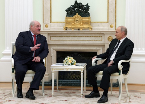 Tổng thống Putin chế nhạo hội nghị hòa bình cho Ukraine lại không có Nga- Ảnh 1. Tổng thống Putin và Tổng thống Lukashenko (trái) trong cuộc gặp tại Điện Kremlin ngày 11-4 - Ảnh: REUTERS