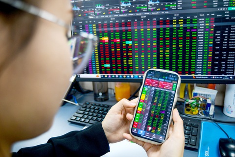 Trong một phiên giao dịch chứng khoán tại TP.HCM - Ảnh: QUANG ĐỊNH Trong một phiên giao dịch chứng khoán tại TP.HCM - Ảnh: QUANG ĐỊNH