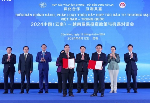 Cụ thể hóa nội hàm mới quan hệ Đối tác chiến lược toàn diện Việt Nam - Trung Quốc- Ảnh 3. Chủ tịch Quốc hội chứng kiến doanh nghiệp hai nước trao đổi biên bản ghi nhớ hợp tác - Ảnh: TTXVN