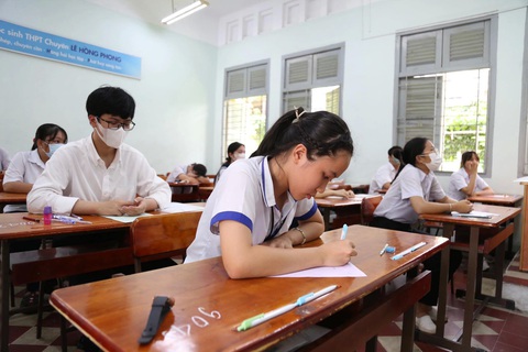 Lịch thi lớp 10 năm 2024 của 63 tỉnh, thành- Ảnh 1. Thí sinh làm bài thi lớp 10 năm 2023 tại TP.HCM - Ảnh: PHƯƠNG QUYÊN