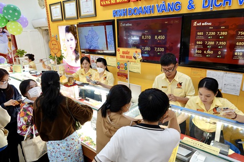 Giá vàng được kỳ vọng sẽ ổn định sau loạt chính sách của Chính phủ và Ngân hàng Nhà nước. Trong ảnh: mua bán vàng ở TP.HCM lúc 15h30 ngày 12-4 - Ảnh: T.T.D. Giá vàng được kỳ vọng sẽ ổn định sau loạt chính sách của Chính phủ và Ngân hàng Nhà nước. Trong ảnh: mua bán vàng ở TP.HCM lúc 15h30 ngày 12-4 - Ảnh: T.T.D.