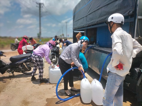 Long An xin 164 tỉ để phòng, chống hạn mặn- Ảnh 1. Người dân thiếu nước tại Long An hằng ngày phải đi lấy nước từ các xe lưu động - Ảnh: AN LONG