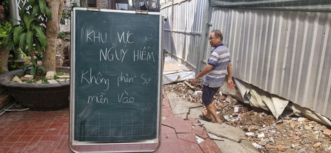 Cải tạo rạch ở Cần Thơ làm nhà dân lún, có nguy cơ sập đổ- Ảnh 2. Sụp lún nguy hiểm nên ông Hòa đặt bảng thông báo - Ảnh: LÊ DÂN